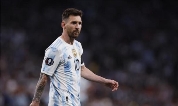 短裤配背心，青春美少女！